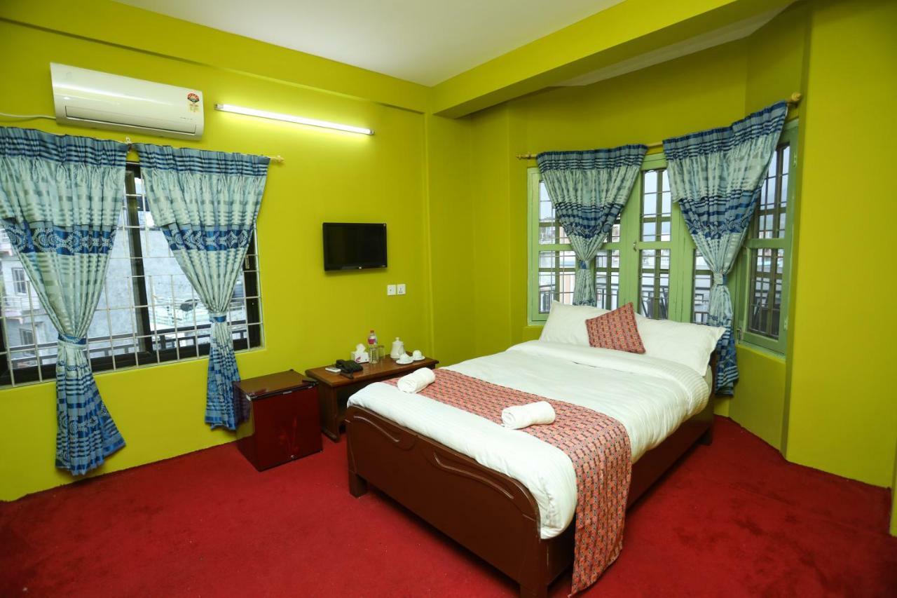 Hotel Blue Magnet Pokhara Buitenkant foto
