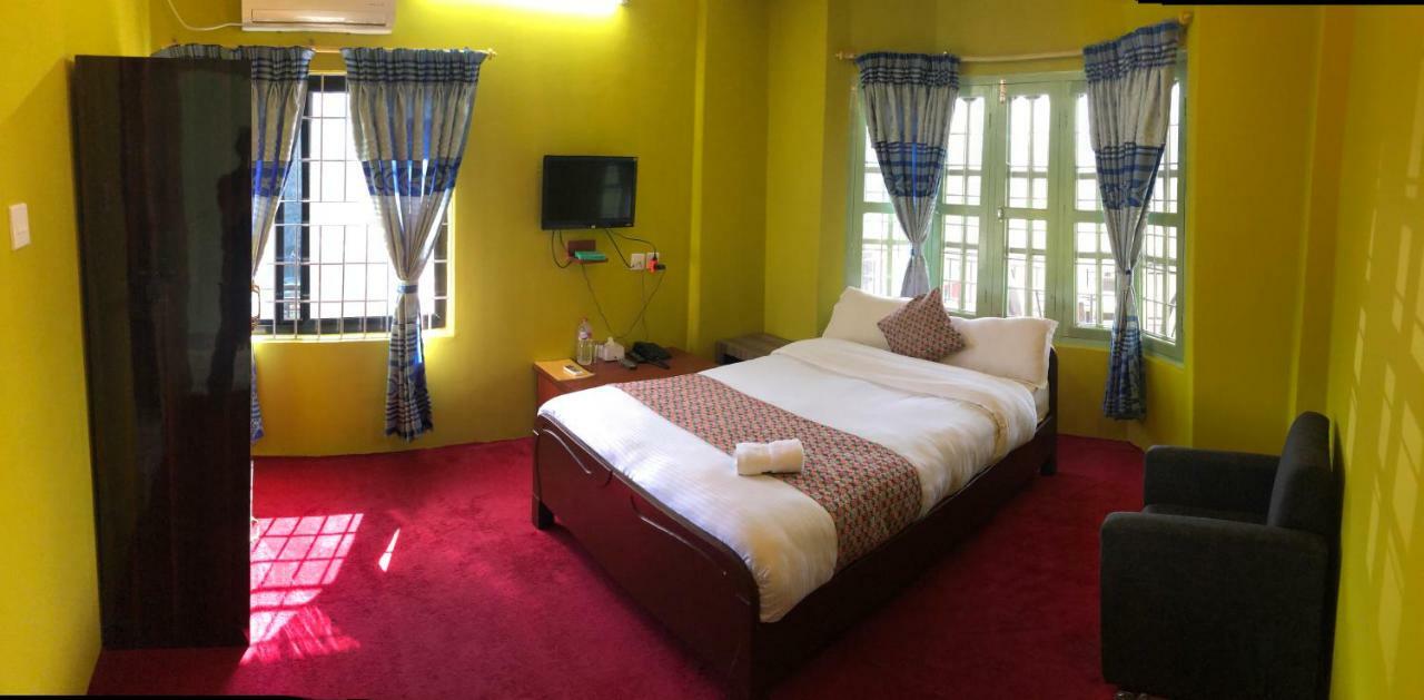 Hotel Blue Magnet Pokhara Buitenkant foto